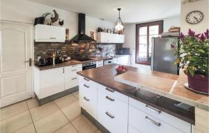 Kuchyň nebo kuchyňský kout v ubytování Lovely Home In Montblanc