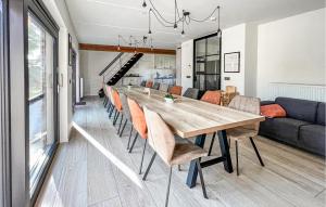 een eetkamer en een woonkamer met een tafel en stoelen bij Cozy Home In Diksmuide With Outdoor Swimming Pool in Diksmuide
