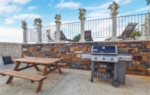 un patio con parrilla y mesa de picnic en Cozy Home In Ragusa With Outdoor Swimming Pool, en Ragusa