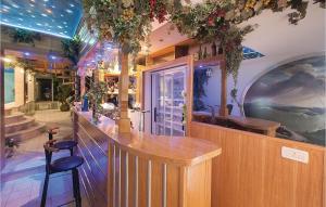Area lounge atau bar di Cozy Home In Makarska With Jacuzzi