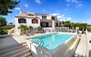 Cozy Home In Ragusa With Outdoor Swimming Pool tesisinde veya buraya yakın yüzme havuzu