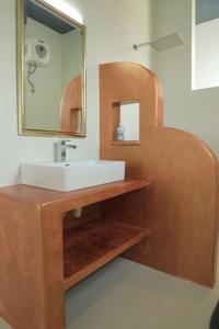 La salle de bains est pourvue d'un lavabo et d'un miroir. dans l'établissement Yachtman's House- Matara Fort, à Matara