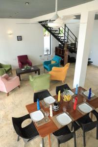 une salle à manger avec une table et des chaises dans l'établissement Yachtmans House, à Matara