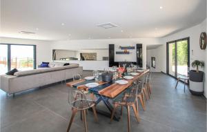 a living room with a table and a couch at Gorgeous Home In Alissas With Kitchen in Alissas