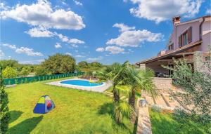 a backyard with a swimming pool and a house at Stunning Home In Bale With 4 Bedrooms, Wifi And Outdoor Swimming Pool in Bale