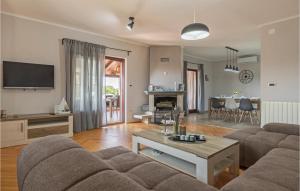 ein Wohnzimmer mit einem Sofa und einem Tisch in der Unterkunft Stunning Home In Bale With 4 Bedrooms, Wifi And Outdoor Swimming Pool in Bale