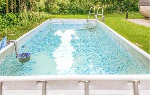 ein leerer Pool mit Rutsche im Hinterhof in der Unterkunft Cozy Home In Sasino With Kitchen in Sasino