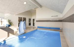 VejbyにあるStunning Home In Vejby With 7 Bedrooms, Sauna And Indoor Swimming Poolの天井の客室内の大きなスイミングプール