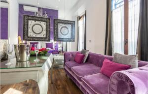 A seating area at Amazing Apartment In Sevilla With Wifi Még 21 kép