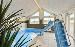 VejbyにあるStunning Home In Vejby With 7 Bedrooms, Sauna And Indoor Swimming Poolの屋内スイミングプール(スライダー付)