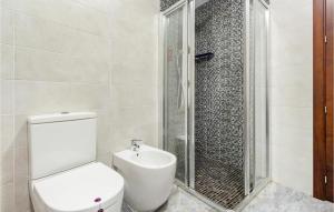 A bathroom at Amazing Apartment In Sevilla With Wifi