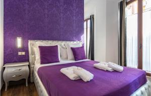 A bed or beds in a room at Amazing Apartment In Sevilla With Wifi