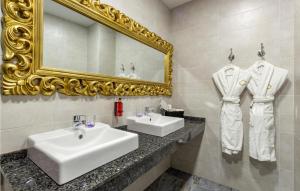 A bathroom at Amazing Apartment In Sevilla With Wifi