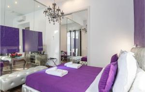 A bed or beds in a room at Amazing Apartment In Sevilla With Wifi