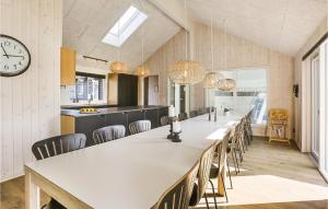 VejbyにあるStunning Home In Vejby With 7 Bedrooms, Sauna And Indoor Swimming Poolの大きなダイニングルーム(長いテーブル、時計付)