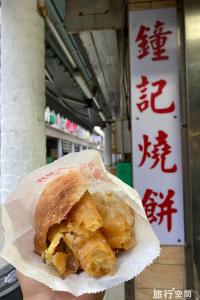 een persoon met een stuk voedsel in een verpakking bij 媽宮古街10號 in Magong