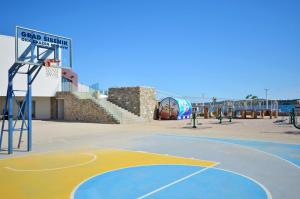 - un terrain de basket avec un panier de basket sur la plage dans l'établissement Apartments ATM, à Šibenik
