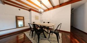 una sala da pranzo con tavolo e sedie di Vistamar Duplex a Lima