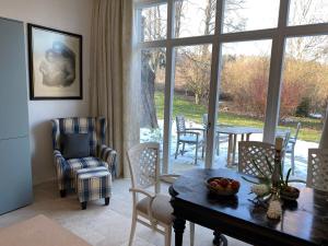 a living room with a table and chairs and a window at Haus Mathilda in Papstdorf