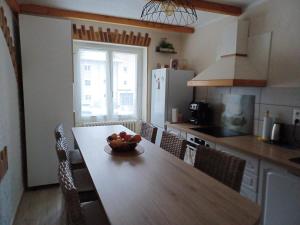 - une cuisine avec une table et un bol de fruits dans l'établissement Appartement 6 pers, LA VANOISE, GARAGE motos vélos, à Fourneaux