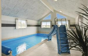VejbyにあるAwesome Home In Vejby With Sauna, Wifi And Indoor Swimming Poolの屋内スイミングプール(スライダー付)