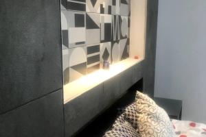 una pared con un estante en una habitación en Habitación Donovan, confortable con baño privado, en Ciudad de México