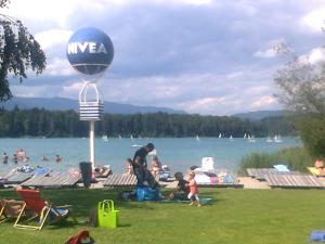 Galeriebild der Unterkunft Kunterbunt Seehaus in Faak am See