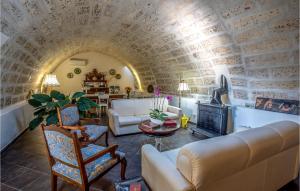 een woonkamer met een bank en een open haard bij Stunning Home In Ragusa With Kitchen in Ragusa