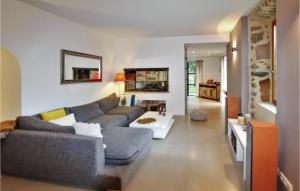 ein Wohnzimmer mit einem Sofa und einem Tisch in der Unterkunft Lovely Home In St-etienne De Boulogne With Wifi in Saint-Étienne-de-Boulogne