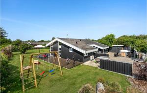 uma vista aérea de um quintal com um parque infantil em Lovely Home In Hjrring With Wifi em Hjørring