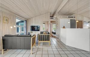 uma cozinha e sala de estar com um sofá e uma mesa em Lovely Home In Hjrring With Wifi em Hjørring