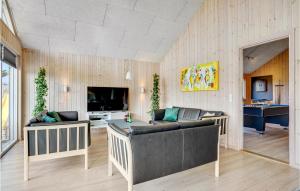 HøruphavにあるBeautiful Home In Sydals With 6 Bedrooms, Sauna And Private Swimming Poolのリビングルーム(ソファ、テーブル付)