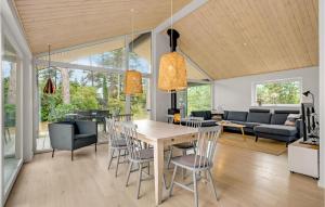 una sala da pranzo e un soggiorno con tavolo e sedie. di Beautiful Home In Idestrup With Kitchen a Bøtø By