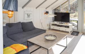 sala de estar con sofá y mesa en Nice Home In Give With Wifi en Give