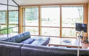 sala de estar con sofá y mesa en Amazing Home In Erslev With 3 Bedrooms And Wifi en Vester Jølby