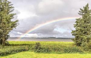 Vester Jølby的住宿－弗基德卡爾度假屋，云天上方的彩虹