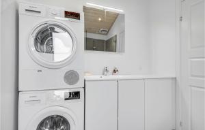 lavadero blanco con lavadora y secadora en Gorgeous Home In Frederiksvrk With Kitchen, en Frederiksværk