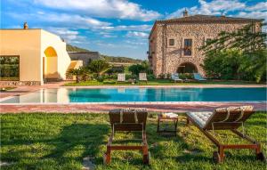 una casa con 2 sillas y una piscina en Cozy Home In San Michele Di Ganzari With Kitchen, en San Michele di Ganzaria