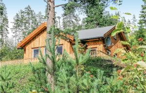 una cabaña de madera en el bosque con árboles en Nice Home In Vrdal With House A Mountain View en Vradal