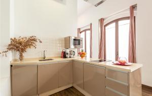 Η κουζίνα ή μικρή κουζίνα στο Cozy Apartment In Sevilla With Kitchen