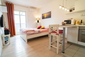 Kuchyňa alebo kuchynka v ubytovaní Studio apartment Goga + 15 fotografií