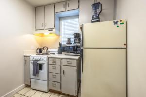A kitchen or kitchenette at 15 Lodge with Hood River Bridge View