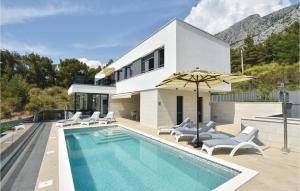 Bazén v ubytování Lovely Home In Omis With Wifi nebo v jeho okolí