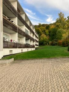 an apartment building with a courtyard with a lawn at 1 - Zimmer Appartement - kleine Harzperle in Langelsheim