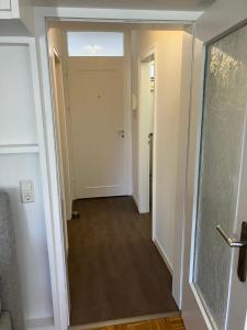 um corredor com uma porta que dá para um quarto em 1 - Zimmer Appartement - kleine Harzperle em Langelsheim