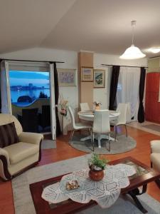 uma sala de estar com um sofá e uma mesa em Apartments and Rooms PUNTA em Umag