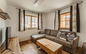 - un salon avec un canapé et une table dans l'établissement Beautiful Apartment In Russbach With 1 Bedrooms And Wifi, à Russbach
