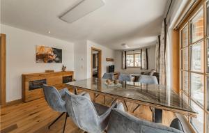 - un salon avec une table et des chaises en verre dans l'établissement Beautiful Apartment In Russbach With 1 Bedrooms And Wifi, à Russbach
