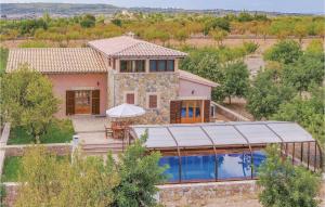 una vista aérea de una casa con piscina en Beautiful Home In Santa Maria With Kitchen, en Santa Maria del Camí