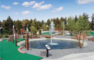 um parque infantil com uma fonte de água num parque em Beautiful Home In Blvand With Sauna em Blåvand
